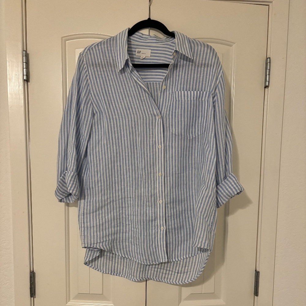 GAP Button-down Boyfriend fit striped white and light blue shirt - SZ Medium